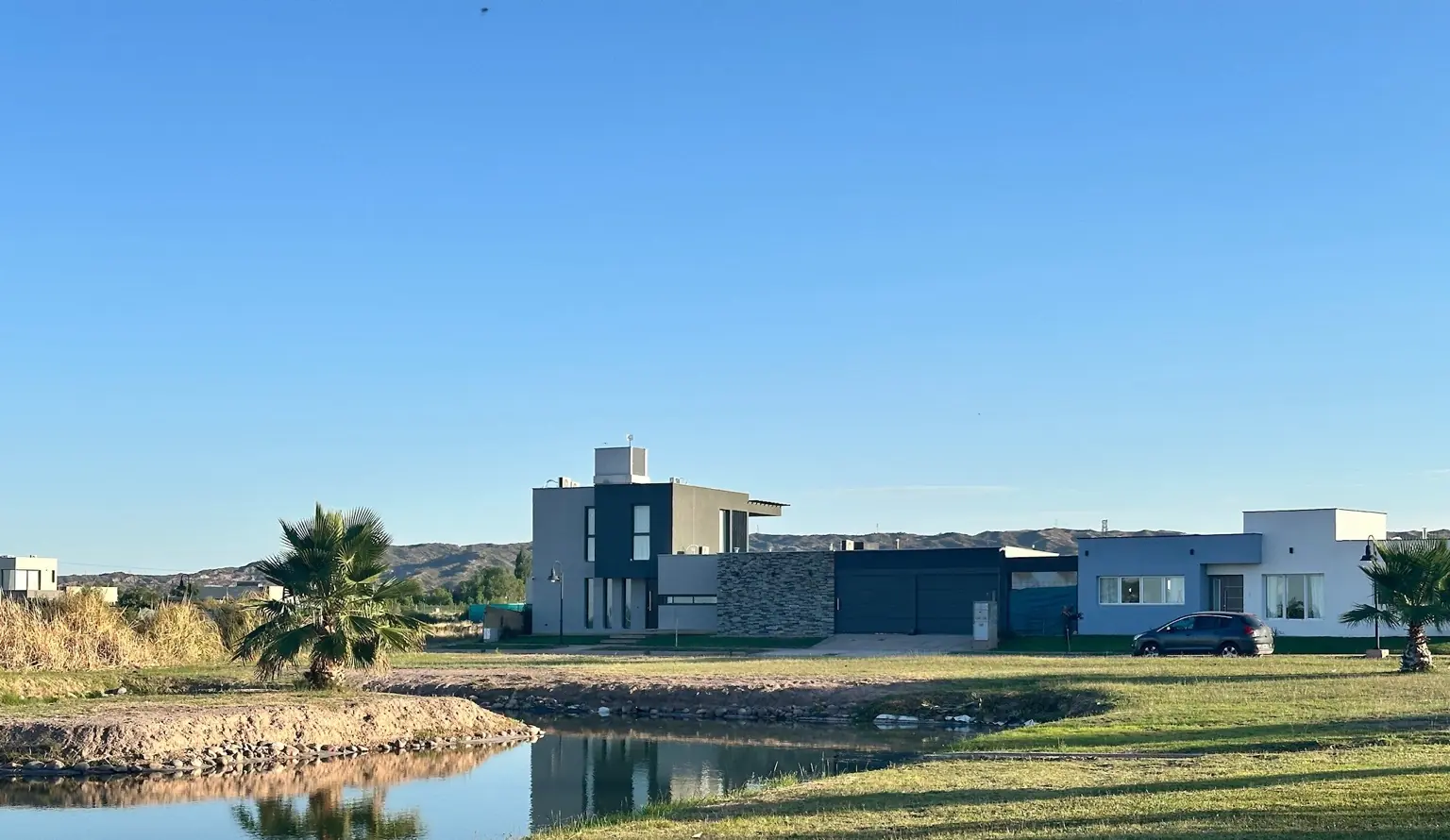 Espejo de agua frente a las casas